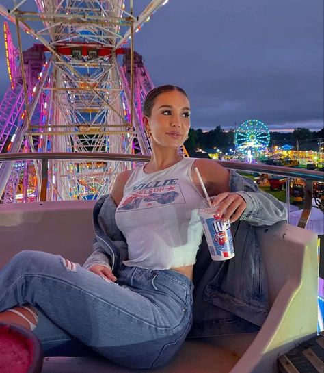 State Fair Outfit Ideas, Fair Outfit Ideas, Carnival Photo Shoots, Amusement Park Outfit, Fair Pictures, Carnival Photography, Fair Outfit, Fair Outfits, Shotting Photo