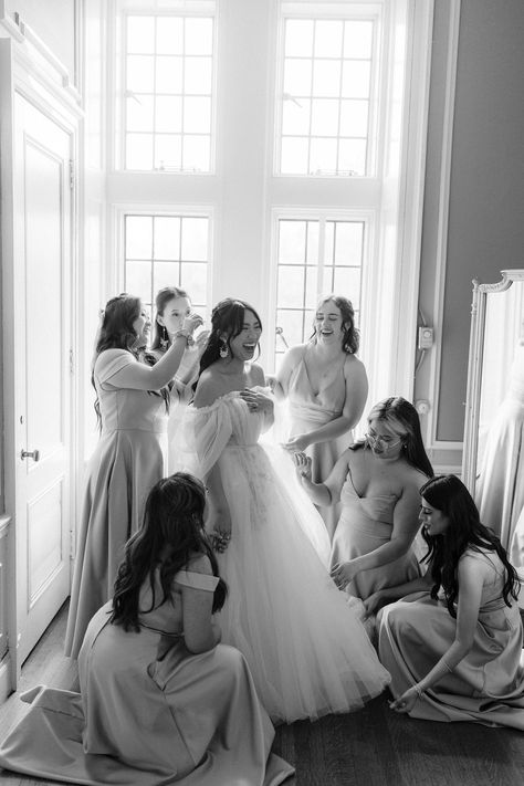 Portfolio — Bryn's Photography Bride With Family Pictures, Bridal And Bridesmaid Pictures, Wedding Picture Getting Ready, Morning Wedding Photography, Bride Getting Ready With Bridesmaids, Wedding Shoot List, Bridal Morning Photoshoot, Getting Ready Shots Wedding, Get Ready Wedding Photos Bridesmaids