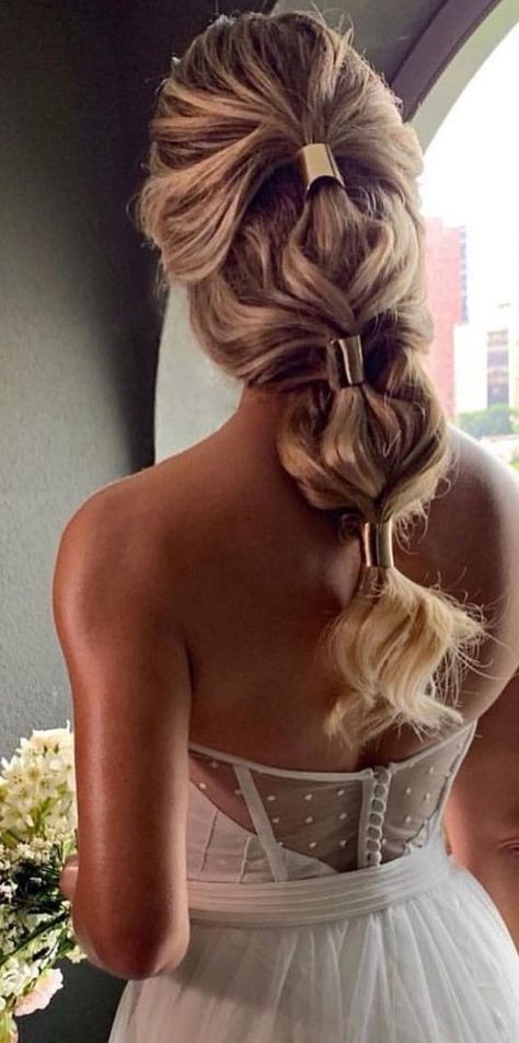 wedding hairstyle, bobo bridal, bridal bubble braid, bubble braid wedding Puffy Braid, Bubble Braid Hairstyle, Ponytail Looks, Easy Updos For Long Hair, Bubble Braid, Ponytail Tutorial, App Filter, Bubble Ponytail, Old Hairstyles