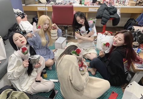 Uzzlang Girl Group, Friendship Photoshoot, University Girl, Sleepover Games, Ulzzang Couple, Album Cover Design, Girls Rules, Korean Aesthetic, Uzzlang Girl