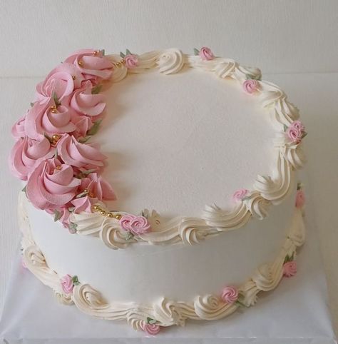 Cursed Cakes, Birthday Cake For Women Simple, Foto Retro, Sprinkles Birthday Cake, Birthday Cake Decorating Ideas, Vintage Birthday Cakes, Cake Decorating Icing, Rosette Cake, Buttercream Cake Decorating