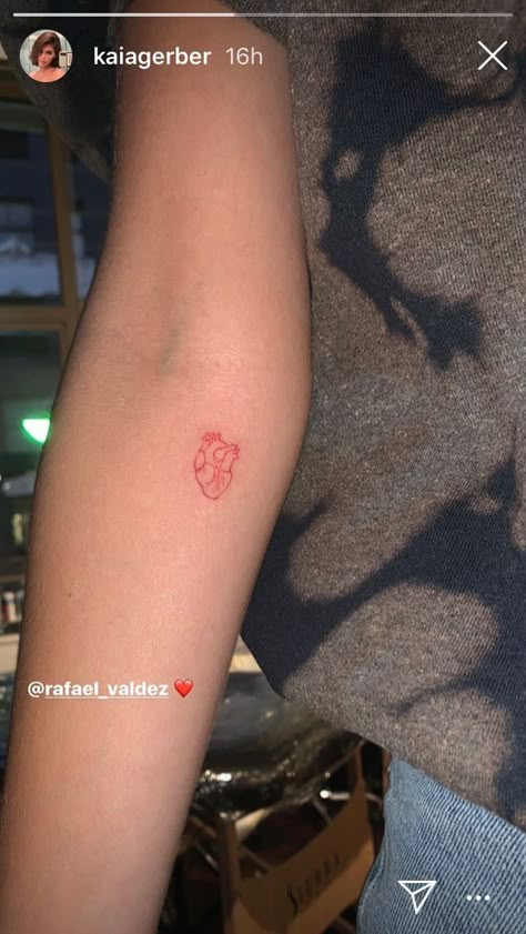 Tato Henna, Red Tattoo, 19 August, Delicate Tattoo, Red Tattoos, Discreet Tattoos, Dainty Tattoos, Subtle Tattoos, Celebrity Tattoos