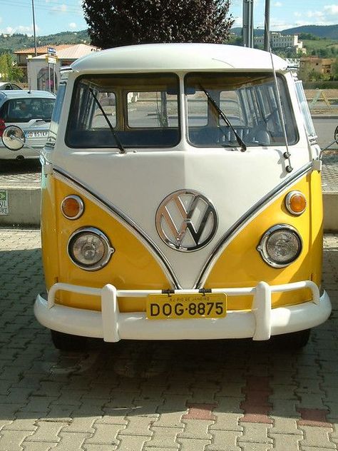 Vw Kombi Bus, Combi Hippie, Vans Wallpaper, Kombi Food Truck, Volkswagen Vintage, Vintage Volkswagen Bus, Volkswagon Van, Kombi Pick Up, Vans Vintage