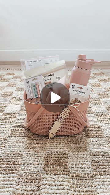 143K views · 7.2K likes | Jen Alvarez • Home Decor on Instagram: "Teacher gift basket for back to school ✏️ Comment    “shop” & I’ll send you the  link to shop this post to your inbox 🤍       It’s almost that time again & I love giving my kids teachers a gift at the start of every school year - here’s what I included in this basket:    + notepad to-do list   + my fav gel pens   + pretty binder clips   + snacks   + water bottle      Link in bio to shop this post on my @shop.LTK //  https://liketk.it/4eNfa            #liketkit  #ltkunder50 #ltkunder25 #teachergifts #giftbasket #teachergift #backtoschool #ltkhome #ltkfamily #amazonfinds #amazomprime #amazonmusthaves #ltkbacktoschool #neutraldecor" Lunch Bag Gift Basket Ideas, Back To School Gift Basket For Teens, Teacher Gift Basket Ideas, Teacher Gift Basket, Welcome Basket, Teacher Gift Baskets, Girl Gift Baskets, Daycare Providers, Binder Clips