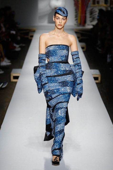 Moschino Spring 2019 Ready-to-Wear Collection - Vogue Sea Fashion, Women's Runway Fashion, Dolly Fashion, Gown Fashion, Fashion Runway, Jeremy Scott, Street Style Chic, Couture Gowns, Vogue Runway