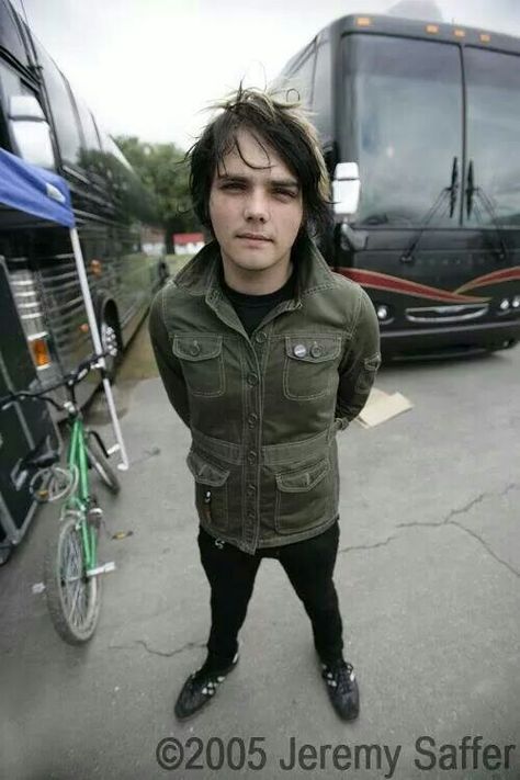 Tumblr, Gerard Way Memes, Gerald Way, Mcr Memes, I Love Mcr, Emo Memes, Emo Guys, Facebook Timeline Covers, Band Memes