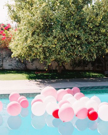 balloons in pool Fun Wedding Trends, Pool Decorations, Poolside Wedding, Tiktok Wedding, Night Pool Party, School Function, Ibiza Party, Dj Photo, Pool Wedding