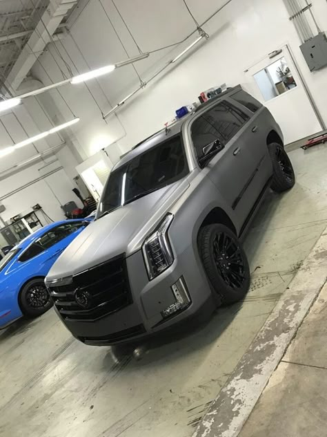 Cadillac Escalade Matte Gray #cadillac #escalade #suv #trucks #luxury #matte Carros Bmw, Cadillac Ats, Suv Trucks, Suv Cars, Limousin, Gmc Trucks, Luxury Suv, Lifted Trucks