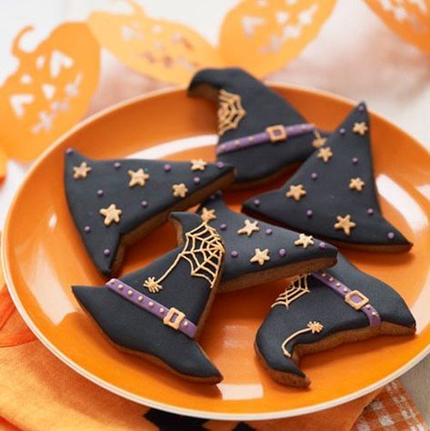 Halloween Witch Hat Cookies, Witch Hat Cookies, Recetas Halloween, Postres Halloween, Halloween Cookie Recipes, Halloween Donuts, Biscotti Al Cacao, Dulces Halloween, Halloween Punch