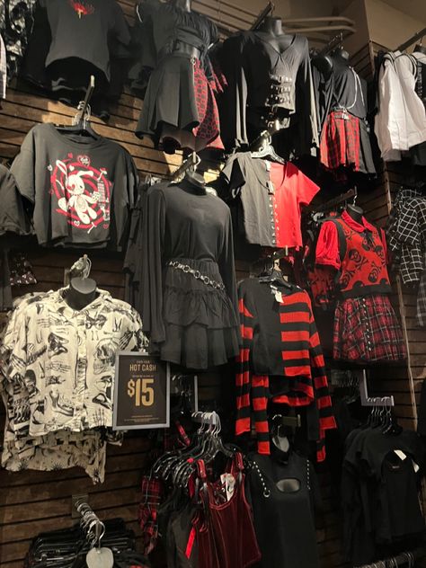 Axelcore Aesthetic, Hot Topic Aesthetic, Goth Shop, Hot Topic Clothes, Alt Clothes, Black White Outfit, Alt Outfits, Bachelorette Party Bride, Emo Outfits