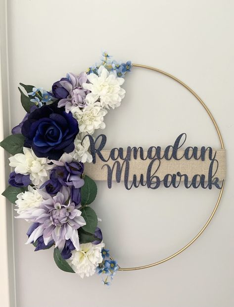 Ramzan Decoration Ideas Diy, Ramadan Wreath Ideas, Ramadan Wreath, Ramadan Decorations Ideas Diy, Ramzan Room Decoration Ideas, Ramdan Decore Ideas At Home, Ramdan Decore Ideas Simple, Ramadan Hand Made Decorations, Diy Eid Decorations