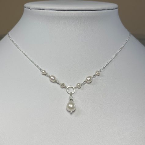 Beaded Jewelry White, Pearl Necklace With Pendant, Silver Pearl Drop Necklaces, Elegant Silver Pearl Necklace, Necklace Designs Silver, Unique Silver Necklace With Pearl Drop, Elegant Pearl Necklace With Silver Chain, White Pearl Necklace With Silver Chain, Elegant Silver Pearl Choker