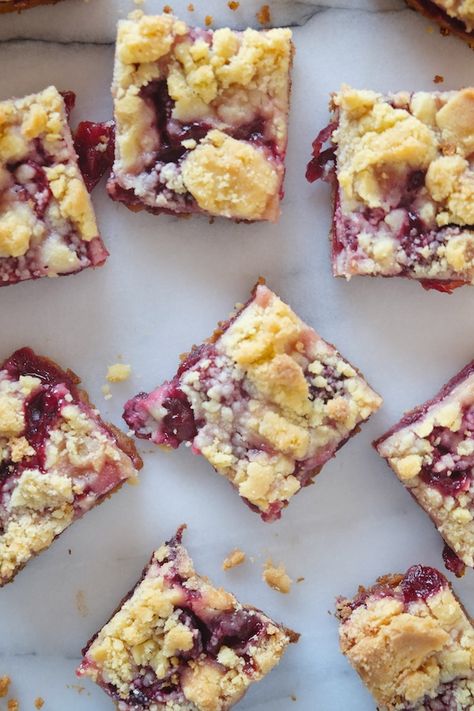 Martha Stewart Sour Cherry Crumble Bars, Marion Berry Recipes, Fall Cherry Desserts, Cherry Pie Crumble, Tart Cherries Recipes, Sour Cherry Recipes, Fresh Cherry Recipes, Cherry Recipes Dessert, Cherry Pie Bars