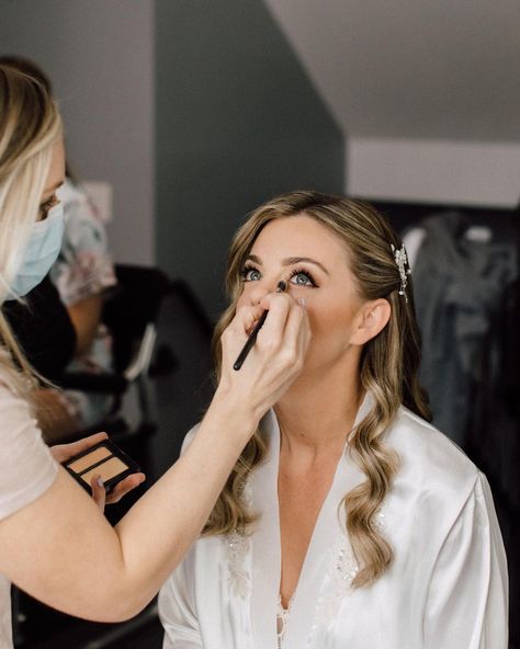 Make Up Artist Professional Photoshoot, Someone Doing Makeup, Vision Board Ideas Makeup Artist, Makeup Artist Doing Makeup, Makeup Artist Vision Board Ideas, Getting Makeup Done Aesthetic, Bridal Makeup Artist Aesthetic, Makeup Artist Aesthetic Job, Make Up Artist Job Aesthetic