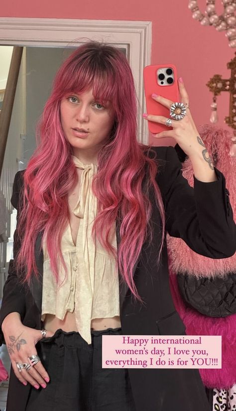 Long Layered Pink Hair, Pink And Bleached Hair, Grown Out Colored Hair, Pink Half Hair, Long Pink Hair With Bangs, Strawberry Blonde And Pink Hair, Lived In Vivid Hair, Pink Hair Outfit Ideas, Outfits For Pink Hair