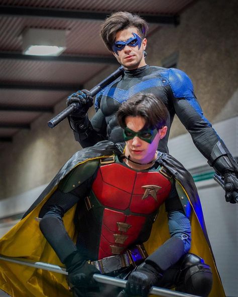 Nightwing Outfit Ideas, Robin Batman Costume, Batman And Robin Halloween Costumes, Night Wing Costume, Nightwing Halloween Costume, Cosplay Robin, Nightwing Costumes, Flash Cosplay, Batman And Robin 1997