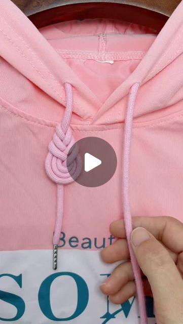 Arts Fusion Studio on Instagram: "Hoodies Knot 🎀. Like ❤️ & Follow 👍
.
.
.
.
#reelsfbシ #homecraft #lifehacks #craft #artdaily #instafeed #trendingreelsvideo #trendingreels #trendingreels #usa #artsandcrafts #artist #artstudio #diycrafts #craftideas #craftsfeed" How To Tie Drawstring Hoodie, How To Tie Your Hoodie Strings, Tying Hoodie Drawstrings, Hoodie Lace Knot, Hoodie Knots Diy, How To Tie Hoodie Strings, Hoodie String Knots Step By Step, Hoodie Tie Knots, Hoodie String Knots