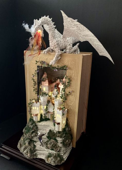 Book Dioramas, Book Sculpture Art, Book Diarama Ideas, Storybook Diorama, Shadowbox Diorama, Artist Books Ideas Creative, Diorama Art Ideas, Diorama Paper, Art With Books