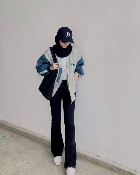 𝓦𝓐𝓦𝓐 🤍 on Instagram: “My cap from @capb.my check out their instagram to see more design! 🔥” Ootd Sporty Casual, Sporty Hijab Outfit, Style Hijab Simple, Outfit Muslim, Outfit Sporty, Muslim Outfits Casual, Casual College Outfits, Fashion Top Outfits, Style Hijab