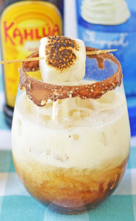 Smores Cocktail Smokey Alcohol Drinks, Campfire S’mores Cocktail, Smores Cocktail Whiskey, Smores Shots Alcohol, S’more Alcohol Drink, Campfire Alcohol Drinks, Bonfire Drinks Alcohol, S'mores Cocktail, Smores Baileys Recipes