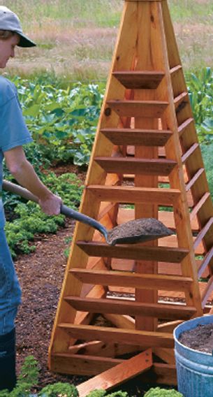 Build Mom a strawberry tower and give her a very sweet gift indeed. Strawberry Raised Bed, Raised Strawberry Beds, Tower Trellis, Strawberry Planter Ideas, Strawberry Pyramid, Strawberry Tower, Berry Garden, Strawberry Garden, Tower Garden