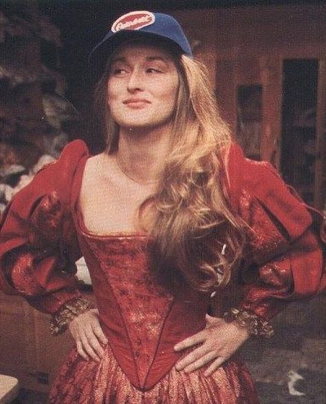 Streep behind the scenes of Taming of the Shrew in 1978 Elizabethan Gown, Raul Julia, Shakespeare In The Park, Mode Pop, Mia 3, Meryl Streep, Iconic Women, Best Actress, Mode Vintage