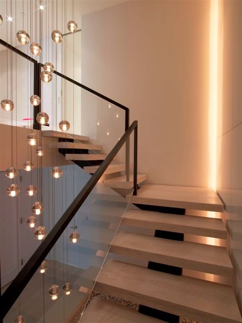 Stairs Wall Design Modern, Stairs Wall Design, Staircase Lighting Ideas, Vstupná Hala, Staircase Interior Design, Stairs Design Interior, Glass Stairs, Staircase Ideas, Stairway Design