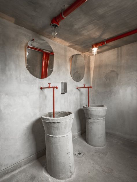 Cool Commercial Bathrooms, Inspiration Wc, Toilet Restaurant, Kitchen Loft, Toilette Design, Industrial Cafe, Restroom Design, Loft Industrial, Industrial Bedroom