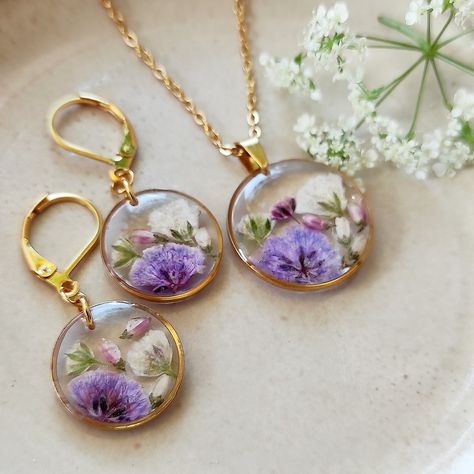 Gold jewlery, set with flowers, dried flowers, handmade jewelry, earrings, resin jewelry, gift for birthday, special gift, unique jewelry 2024 Jewelry, Resin Chain, Flower Resin Jewelry, Violet Flowers, Handmade Clay Jewelry, Diy Resin Projects, Resin Bracelet, Flowers Dried, Handmade Jewelry Earrings