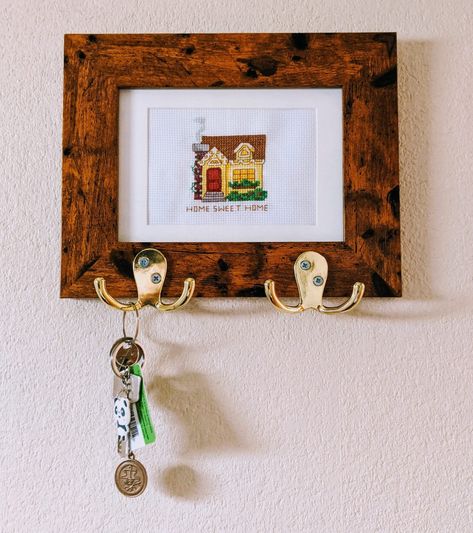 Key Holder Ideas, Diy Key Holder, Diy Chalkboard Paint, Key Holder Diy, Mail And Key Holder, Wall Mounted Key Holder, I Spy Diy, Diy Key, Finished Cross Stitch