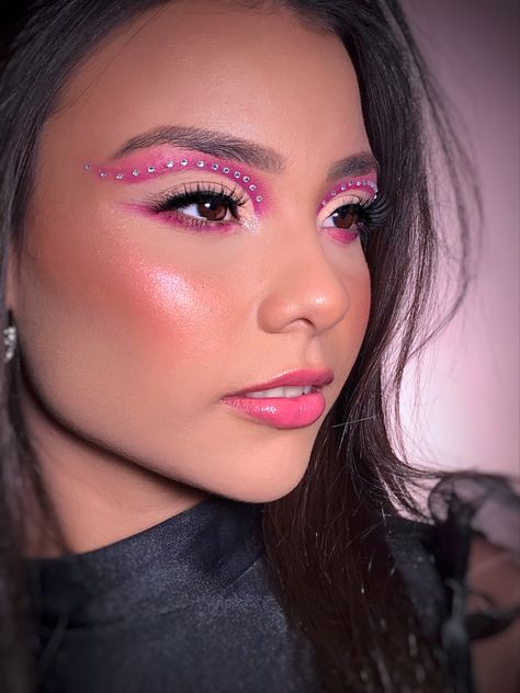 Pink Euphoria Makeup, Makeup Celeste, Carnaval Makeup, Makeup Euphoria, Make Carnaval, Fall Gel Nails, Colorful Eye Makeup, Full Face Makeup, Glamour Makeup