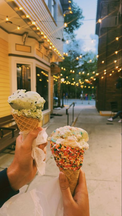 Ice Cream Date Night, Couples Summer Aesthetic, Summer Ideas Couples, Spring Date Aesthetic, Cute Dating Aesthetic, Summer Plans With Boyfriend, Fun Summer Dates, Date Night Ideas Aesthetic, Married Couple Date Ideas