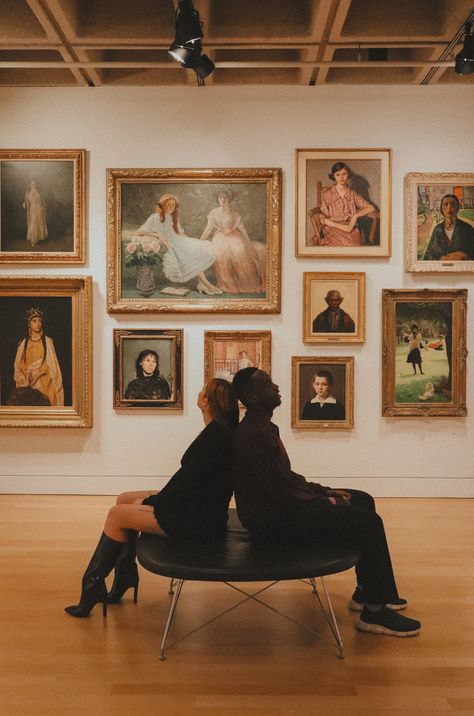 Creative Photoshoot Ideas For Couples, Museum Family Photoshoot, Engagement Photos Museum Aesthetic, Art Gallery Couples Photoshoot, Couple Museum Photography, Couple Photoshoot Museum, Art Gallery Photos, Museum Photoshoot Ideas Couple, Art Museum Couple Photoshoot