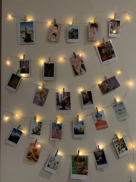 Wall Hanging Photo Frame, Polaroid Wall Hanging, Photo Garland Ideas, Polaroid Picture Wall Ideas, Fairy Lights Photo Wall, Poloroid Pictures Ideas On Wall, Polaroid Room Decor, Polaroid Picture Wall, Polaroid Room