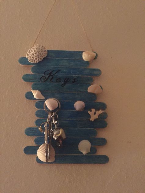 Homemade Key Holder, Seashell Holder Ideas, Diy Key Holder Easy, Key Holder Diy Easy, Seashell Holder, Ocean Friends Craft Sticks, Mirror Decoration With Sea Shells, Sea Shell Mirrors Seashell Frame, Seashell Wall Decor