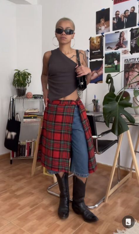 Skirt Over Pants Outfits Street Styles, Kilt Outfits Women, Kilt Fashion, Preppy Punk, Kilt Outfits, Plaid Outfits, Model Outfits, Layered Fashion, Layering Outfits