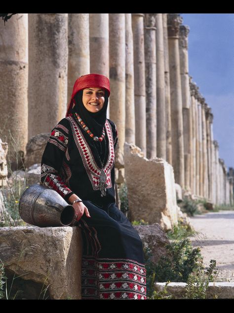 Woman from Jordan Jordan Women Outfit, Jordanian Clothing, Desert Details, Historical Embroidery, Custom Jordans, Jordans Women, Folk Dresses, Yemen, Travel Outfit