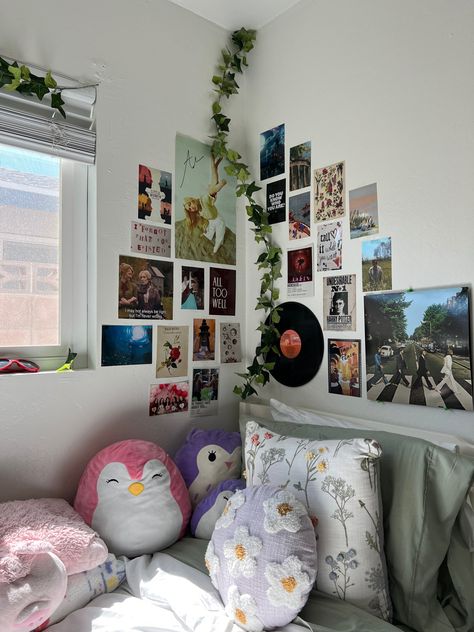 Dorm Room Ideas Album Covers, College Dorm Room Ideas Photo Wall, Wall Collage Set Up Ideas, Room Decor Bedroom Photos, Dorm Room Ideas Photo Wall, Photo Wall Album Covers, Record Covers On Wall, Bedroom Wall Decor Photo Collage, Dorm Photo Wall Ideas