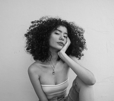 Curly Model Photography, Curly Hair Models Photography, Curly Hair Picture Ideas, Curly Hair Instagram Pictures, Curly Hair Poses Photo Ideas, Curly Hair Poses, Curly Hair Photography, Curly Hair Photoshoot, Rose Weasley