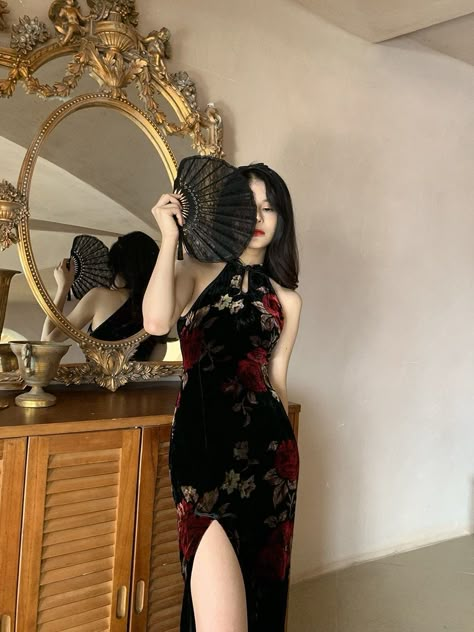 Chinese Outfits Traditional, Qipao Modern Cheongsam, Qipao Dress Traditional, Black Qipao, Medium Layer, Chinese Prom Dress, Chinese Dress Modern, Modern Chinese Dress, Tea Ceremony Wedding