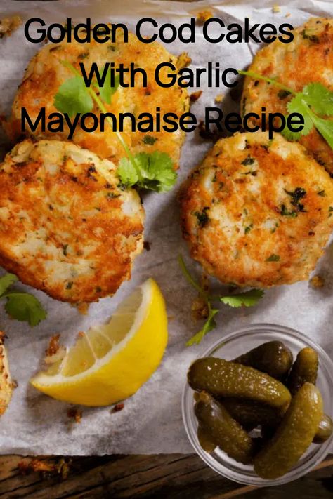 Golden cod cakes with garlic mayonnaise recipe, accompanied by a lemon wedge and pickles. Cod Burger Recipe, Garlic Mayonnaise, Cod Cakes, Minced Meat Recipe, Garlic Mayo, Mayonnaise Recipe, Ground Meat Recipes, Mince Recipes, Perfect Dinner