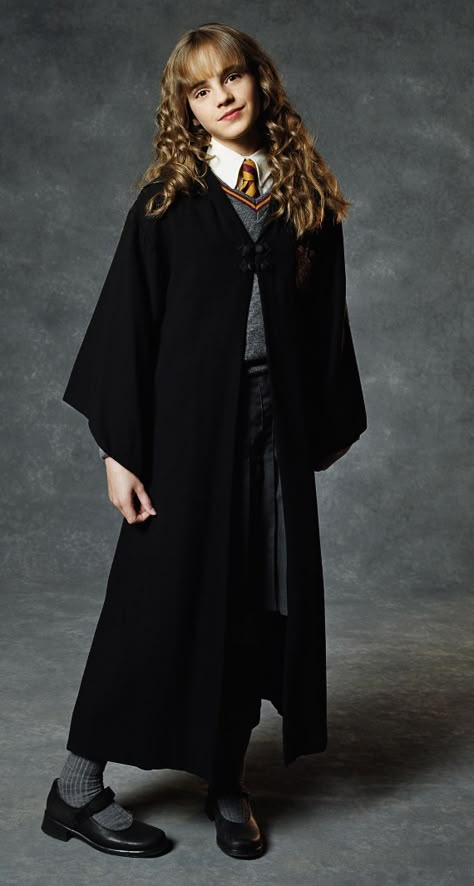 hp2 Diy Harry Potter Robe, Harry Potter Cloak, Hermione Granger Costume, Hermione Costume, Harry Potter Kostüm, Harry Potter Robes, Harry Potter Halloween Costumes, Hogwarts Uniform, Cumpleaños Harry Potter