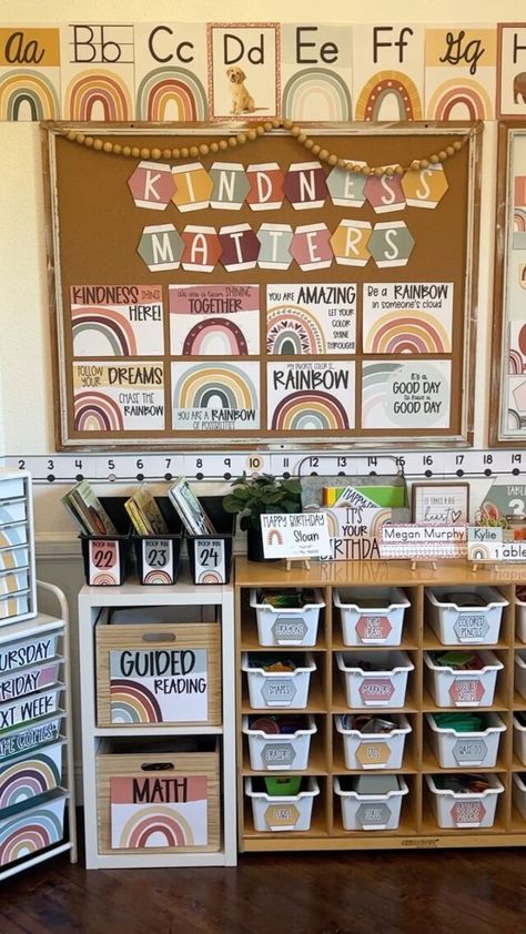 Pre K Classroom Aesthetic, Decoration School Classroom, Pre K Classroom Set Up Boho, Boho Daycare Decor, Boho Daycare Rooms Setup, Aesthetic Classroom Kindergarten, Boho Rainbow Themed Classroom, Classroom Boho Rainbow Theme, Classroom Themes Primary School