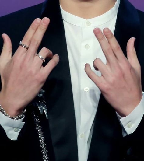 jungkoo has pretty hands, i still don’t have a hand kink Jungkook Hands, What Is Bts, Yoongi's Hands, Bts Tattoos, Tattoo Shows, Twitter Bts, Celebrity Look Alike, Jungkook Fanart, Celebrity Style Red Carpet