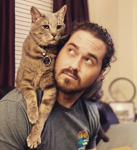 Men With Cats Photography, Cats On Shoulders, Man Holding Cat Reference, Man With Cat Photography, Pet With Owner, Animal On Shoulder Reference, Guy With Cat Reference, Perched Pose Reference, Cat On Persons Shoulder