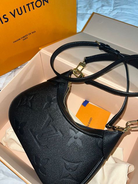 Lv Purse Aesthetic, Bagatelle Louis Vuitton, Lv Handbags Black, Louie Vuttion Bag, Black Lv Bag, Lv Bagatelle, Louis Vuitton Black Bag, Louis Vuitton Bagatelle, Black Louis Vuitton Bag