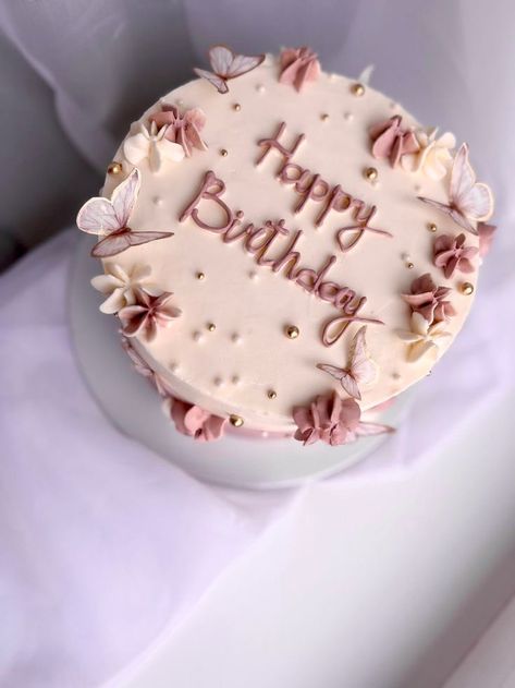 Cake Inspo For 19th Birthday, Birthday Cakes For Women Aesthetic, Pretty Cake Designs Birthday, Cake Designs Birthday Aesthetic, Simple Pretty Cake Designs, Birthday Cake For 19th Birthday, Design Cake Simple, Birthday Cake Ideas Flowers, Simple Cute Cake Designs