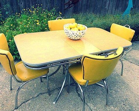 Chrome Kitchen Table, Mc Kitchen, Retro Apartment Decor, Retro Kitchen Tables, Retro Kitchen Accessories, Mid Century Room, Retro Apartment, Kitchen Table And Chairs, Formica Table