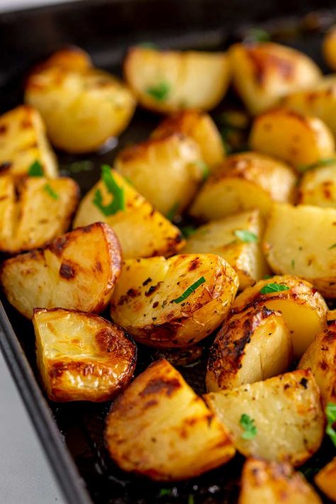 Lemon Roasted Potatoes, Greek Lemon Potatoes, Greek Recipes Authentic, Dinner Then Dessert, Greek Potatoes, Lemon Potatoes, Decorações Com Comidas, Recipe Dinner, Greek Dishes