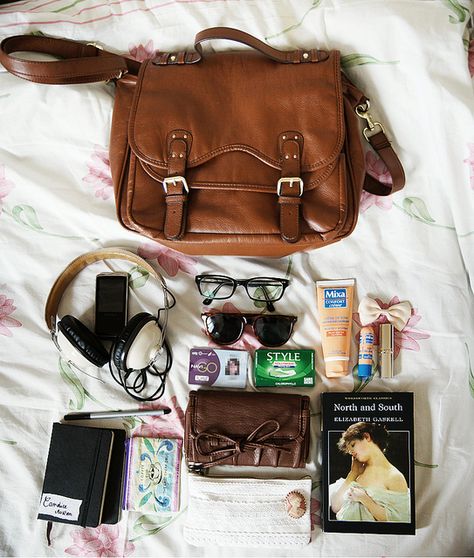 Organisation, Everyday Bag Essentials, What's In My Purse, Estilo Ivy, Inside My Bag, Purse Essentials, Estilo Grunge, Handbag Essentials, Bag Packing